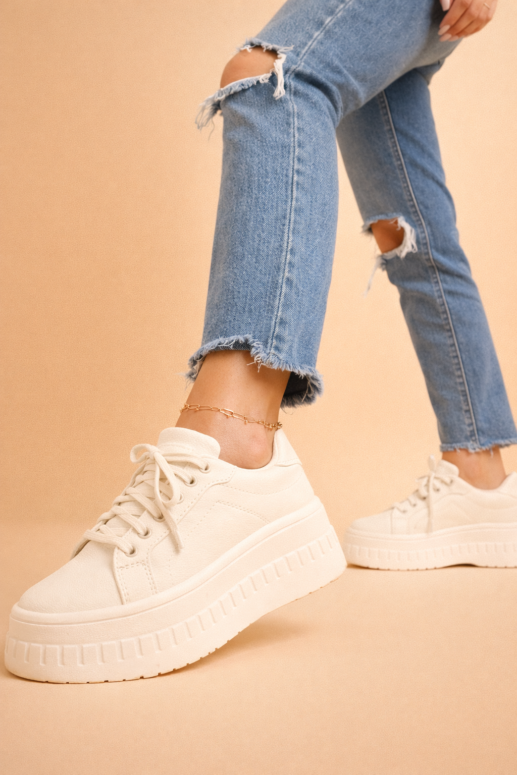 Versatile women's platform sneakers. Cushioned sole ensures comfort. Stylish, trendy lace-up design for everyday wear.