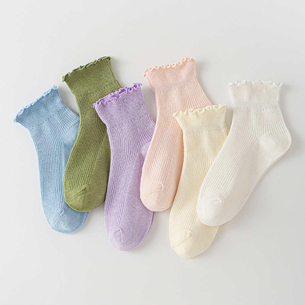 Women's playful ruffle ankle socks in a stylish design, perfect for casual everyday wear.