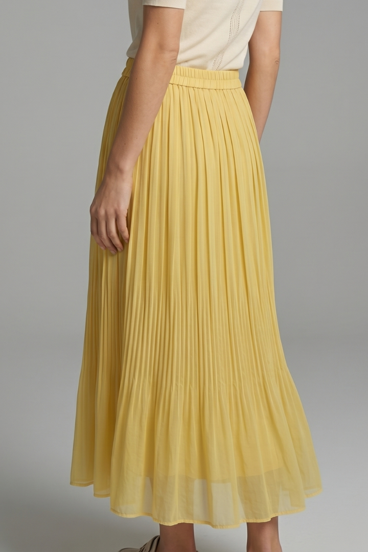 Flowy women's pleated maxi skirt, one-size, with a comfy elastic waist for everyday versatility.