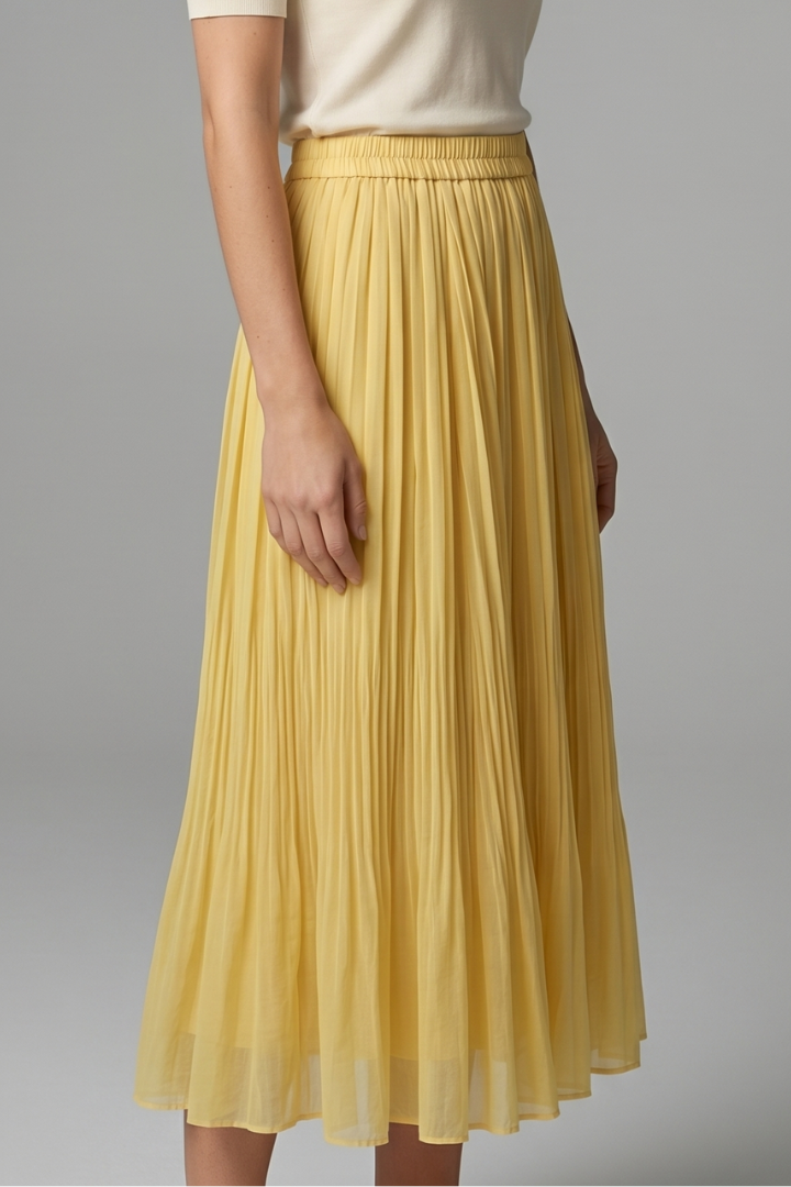 Beautiful women's pleated long skirt with an elastic waistband, perfect as a versatile pull-on maxi skirt.