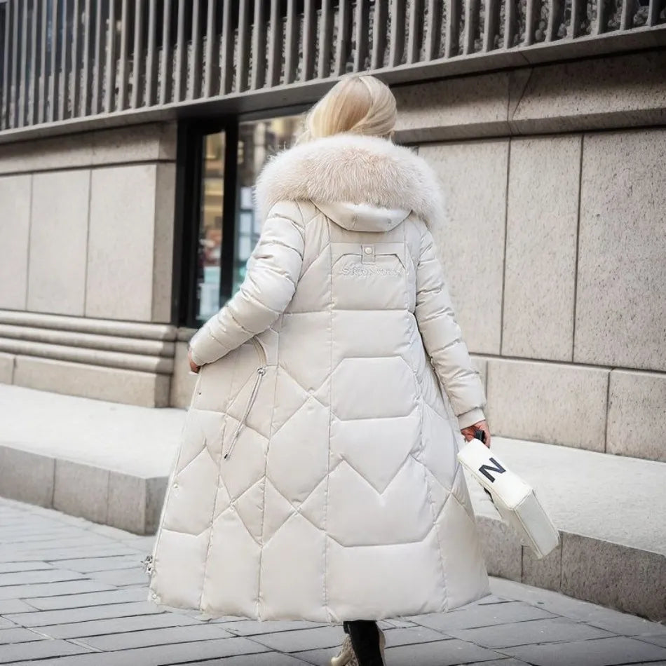 Stylish women's quilted winter jacket with an adjustable hood and warm insulation