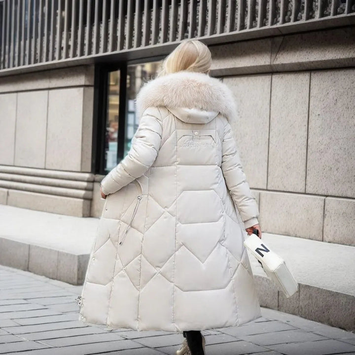 Stylish women's quilted winter jacket with an adjustable hood and warm insulation