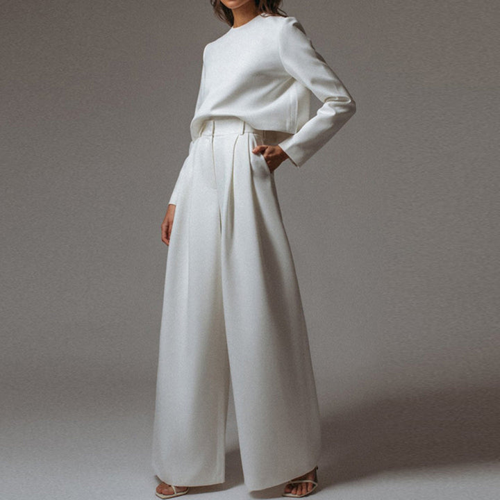 Stylish women's lounge wear: a relaxed cropped top paired with comfortable wide-leg trousers.