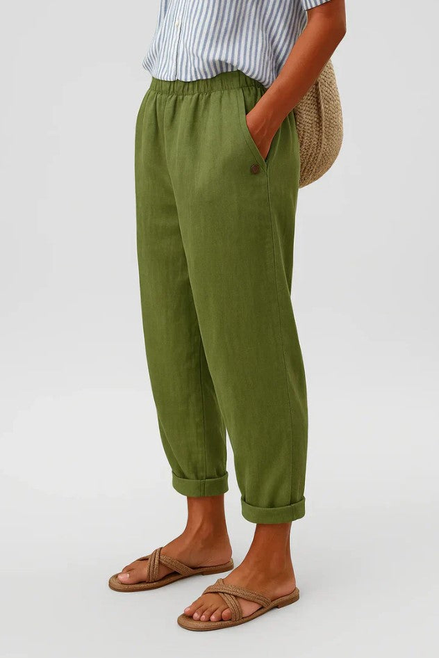 Casual women's ankle-length chinos, featuring a relaxed fit and elastic waist. Great for versatile daily wear.
