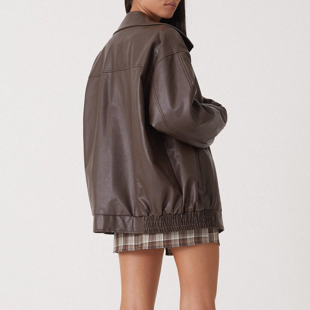 Casual oversized jacket for women, featuring a relaxed fit, a versatile piece for urban wear.