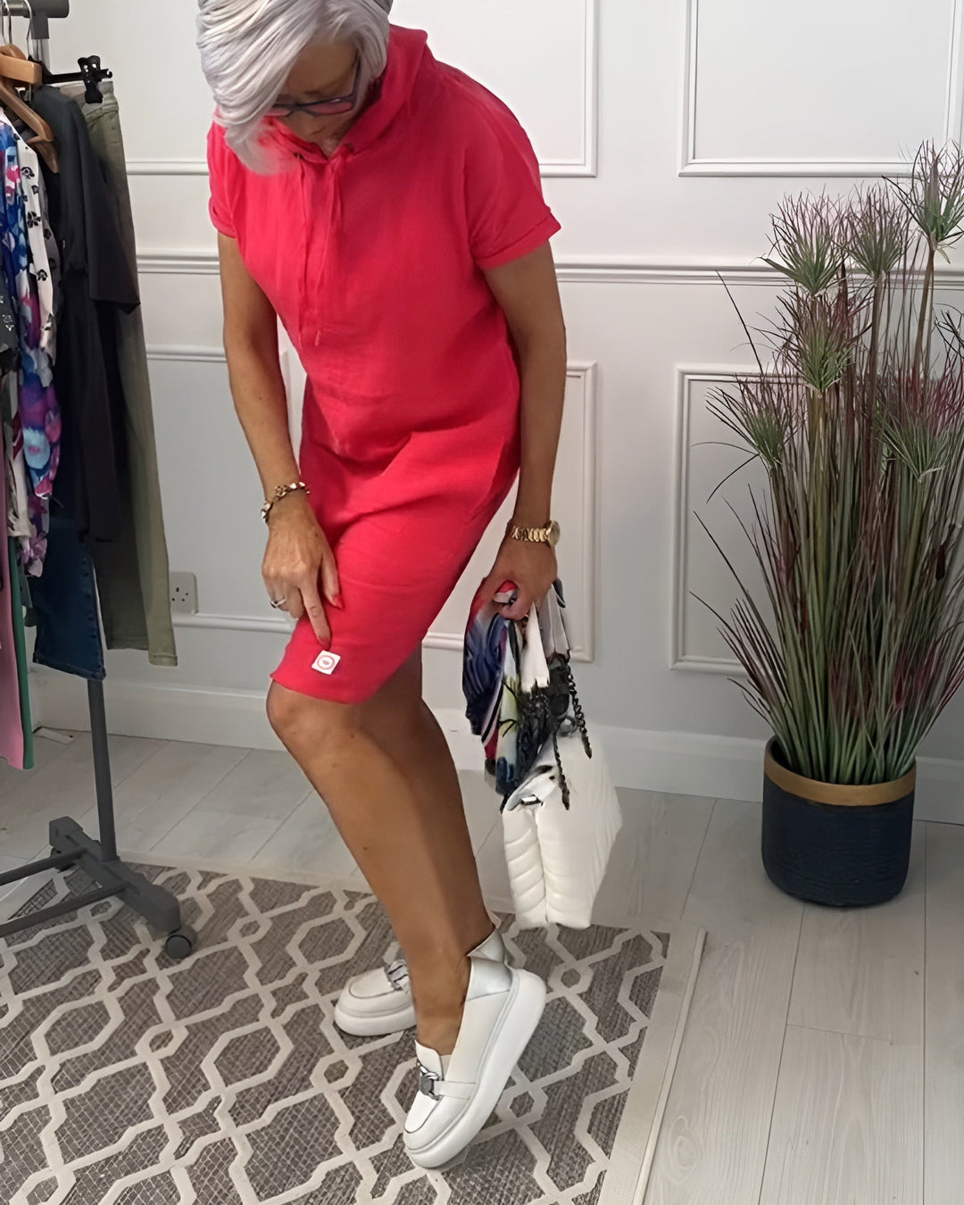 Everyday women's midi hoodie dress, relaxed fit, half sleeve, adjustable hood; ideal for spring fashion.