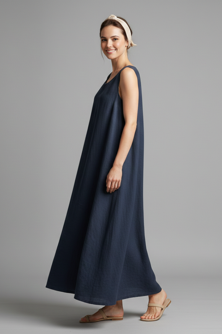 Women's casual spring dress, knee-length, relaxed fit, featuring practical pockets and short sleeves.