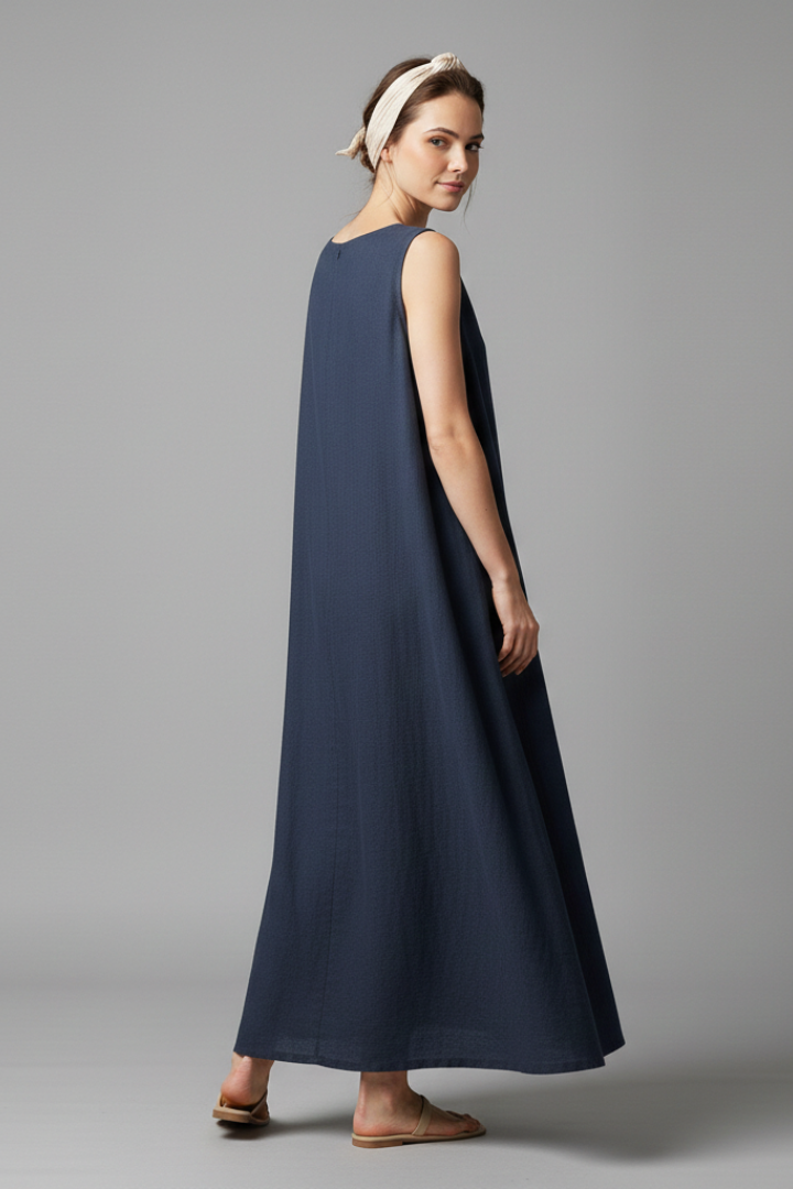 Versatile women's dress, knee-length, relaxed fit, with short sleeves, round neck, and convenient pockets.