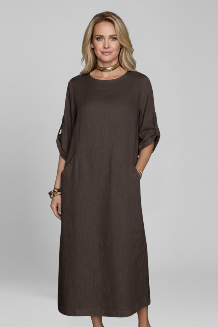 Comfortable women's spring dress, knee-length, relaxed fit, with short sleeves, round neck, and pockets.