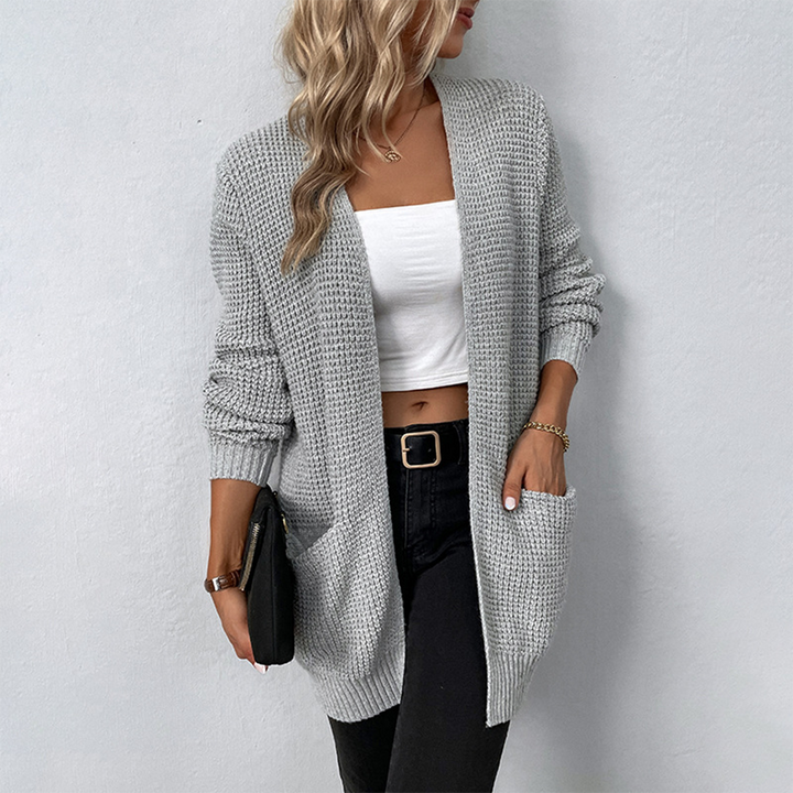 Casual women's cardigan, long, relaxed fit, featuring pockets, suitable for winter fashion.