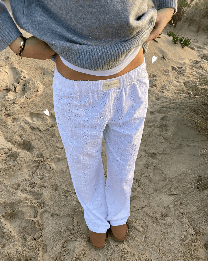 New women's lightweight lounge trousers with elastic waist, relaxed fit, ideal for casual comfort & home wear.