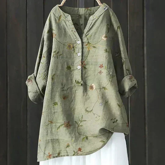 Chic women's relaxed fit top with short sleeves, blending effortless style and casual comfort for daily wear.