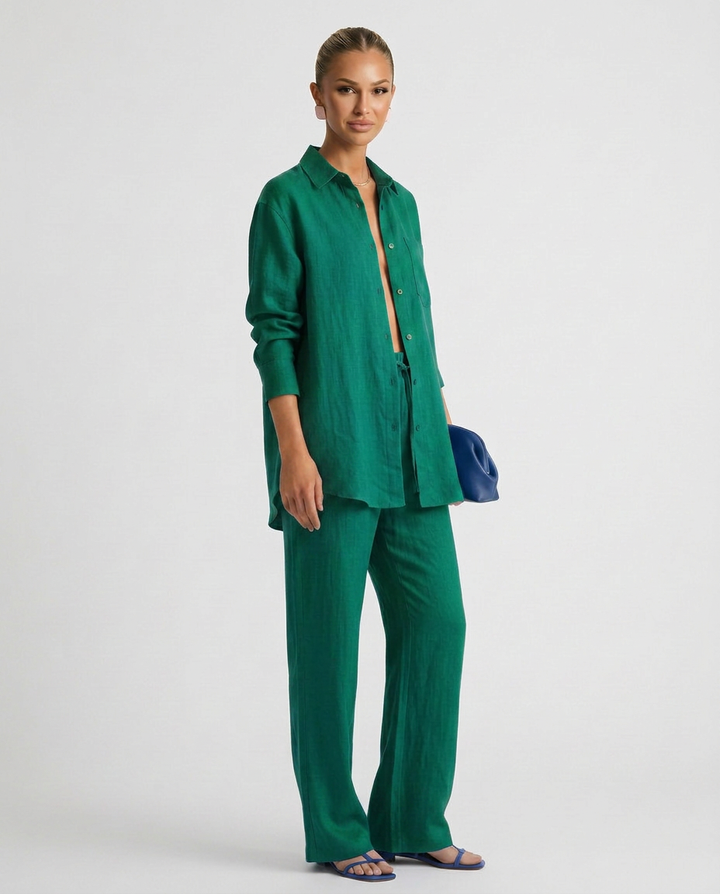 Fashionable women's matching lounge set, a relaxed two-piece for spring and summer style.