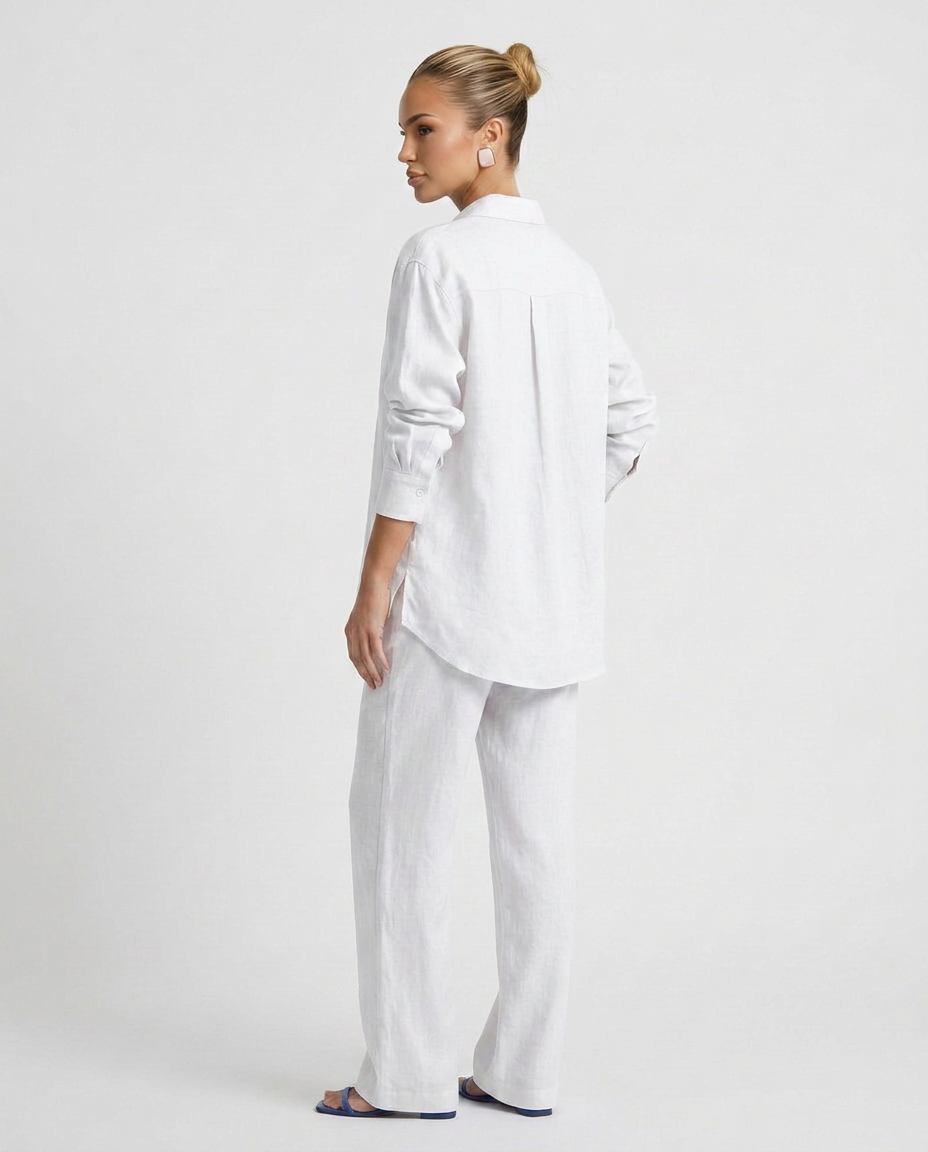 Modern women's lounge set: a relaxed two-piece outfit designed for comfort and contemporary style.