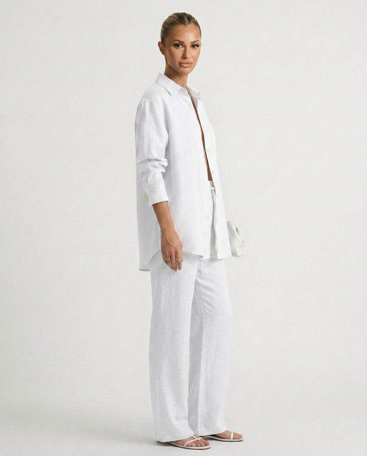 Soft women's relaxed two-piece lounge set, perfect for effortless comfort and casual chic.