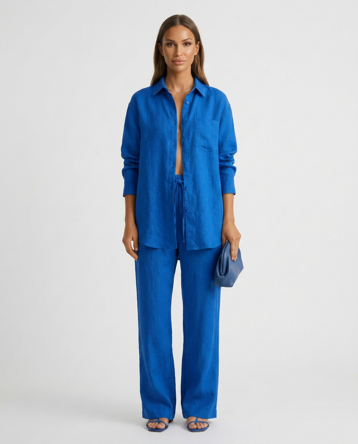 Effortless women's matching outfit: a relaxed two-piece lounge set for ultimate comfort.