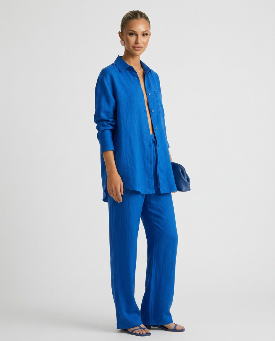 Model wearing a comfortable women's relaxed two-piece lounge set, perfect for home or outings.
