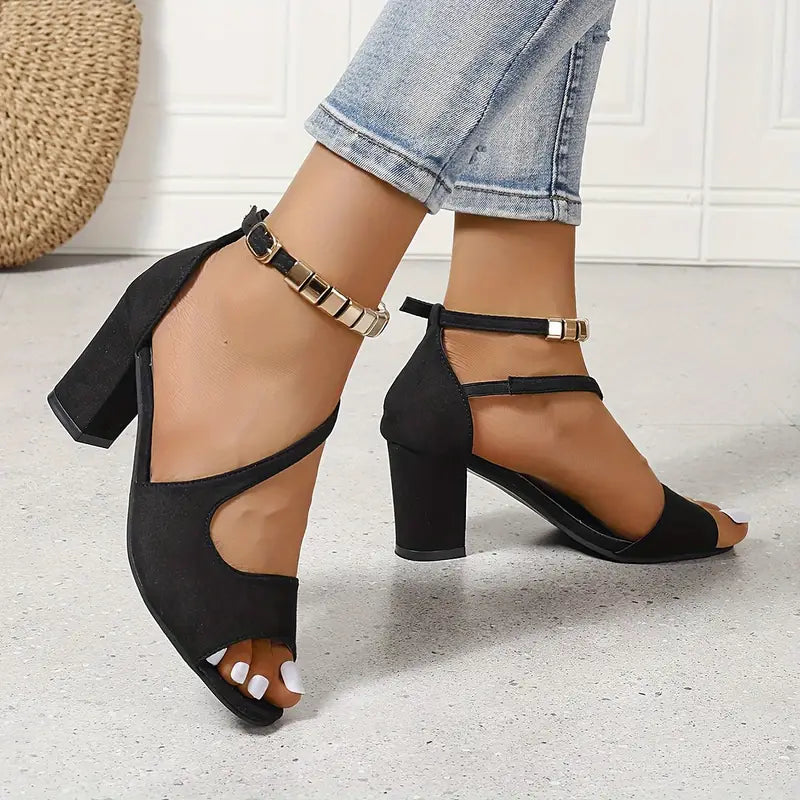 Summer-ready women's chunky heel sandals with retro ankle strap, a versatile block heel for any outfit.
