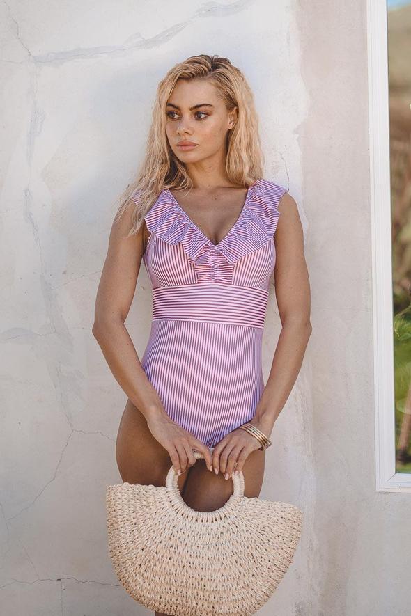 Supportive & adjustable women's retro striped swimsuit, essential one-piece beachwear for summer style.