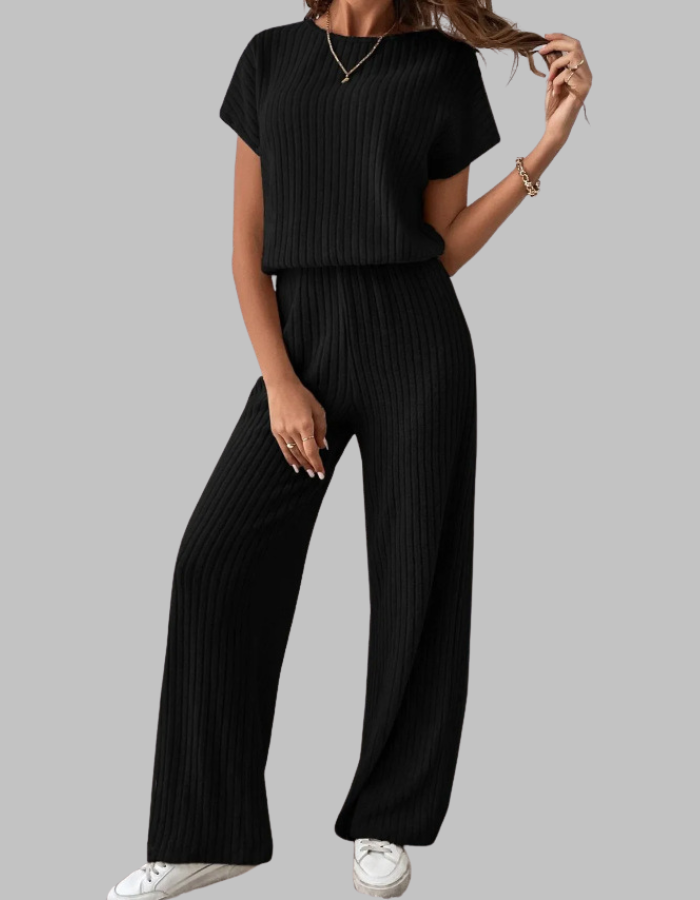 Casual chic women's ribbed loungewear set: comfortable short sleeve top and wide leg pants. Perfect for relaxing.