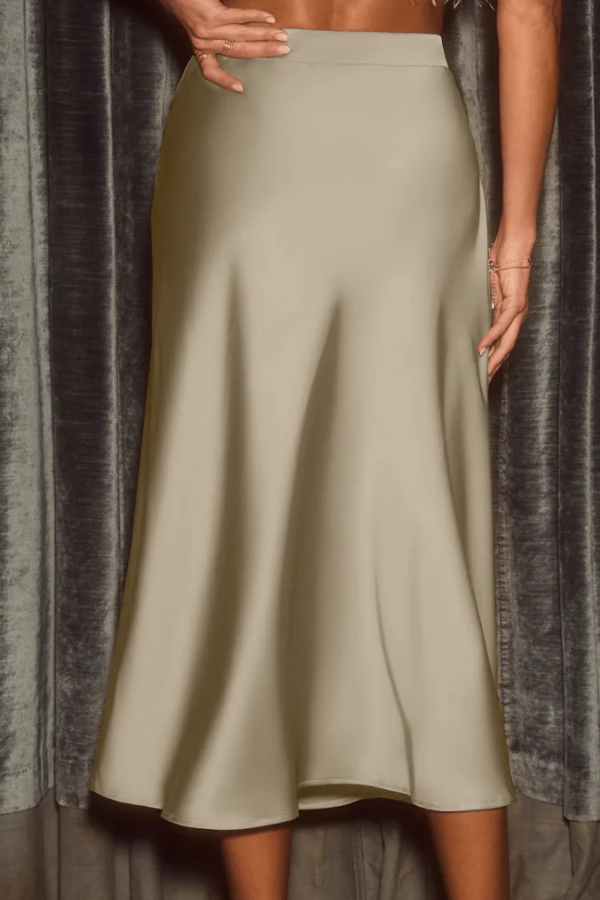 Women's elegant midi skirt with a beautiful flow, perfect for a refined and modern look.