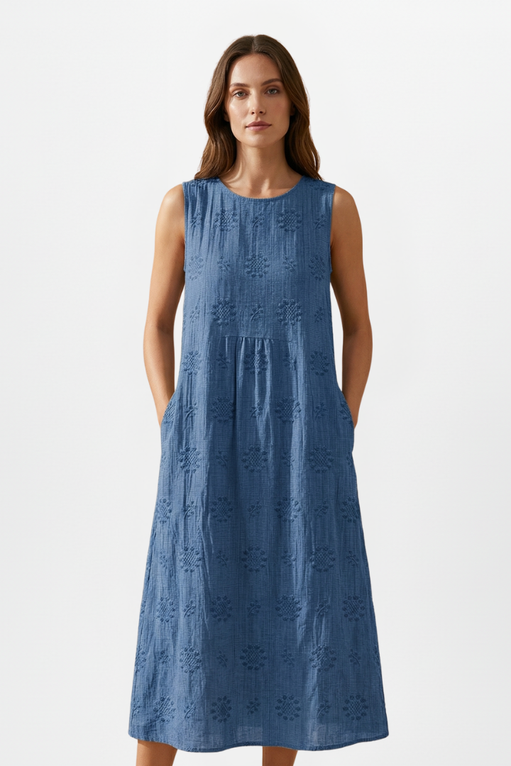 Women's versatile midi dress, sleeveless, round neck, textured pattern. Pair with sandals for a summer look.