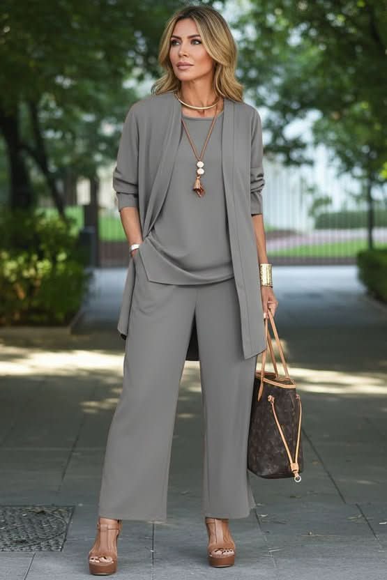 Relaxed women's summer loungewear set. Comfortable three-piece outfit for casual days & vacations.