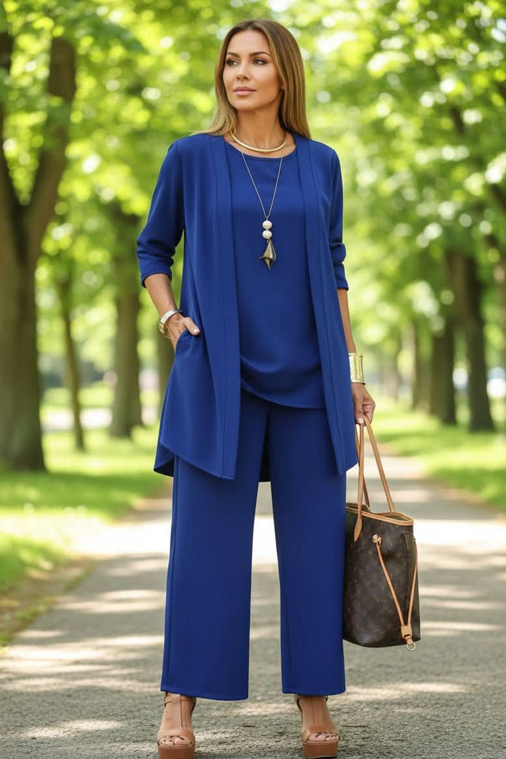 Chic women's 3-piece summer lounge set. Soft fabric, ideal for vacation and casual wear.