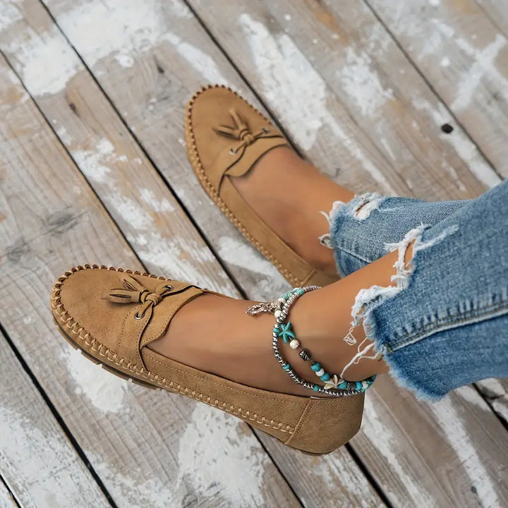 Lightweight women's loafers, flexible sole and cushioned comfort for active days.