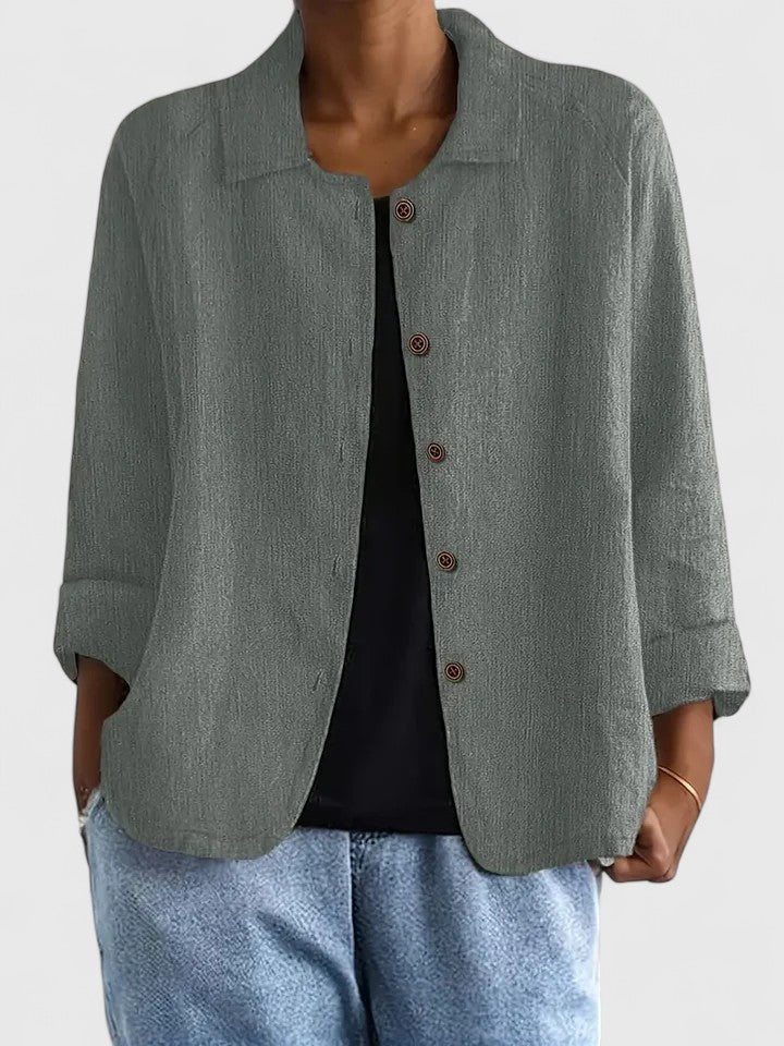 Sophisticated women's fashion top, loose fit for ultimate comfort and transitional style.