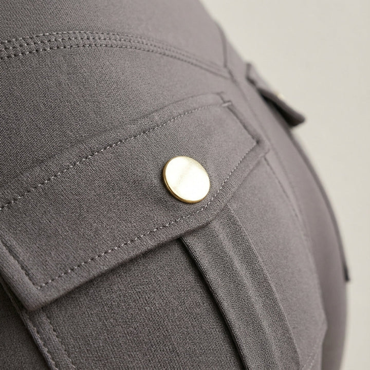 High-waisted women's cargo leggings for activewear, combining sporty style with convenient side pockets.