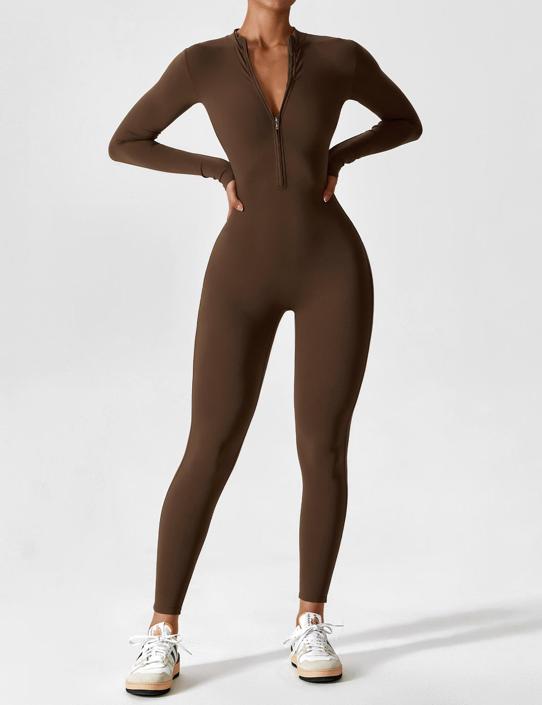 Stretchy women's jumpsuit with a practical zipper, a chic and comfortable onepiece for spring fashion