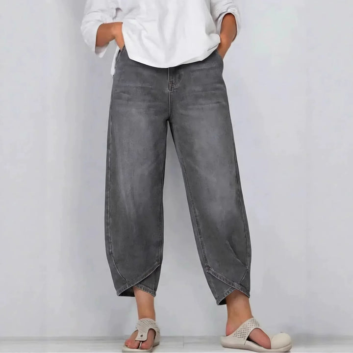Versatile women's mid-rise barrel leg cropped jeans. Stylish denim casual pants for everyday fashion.