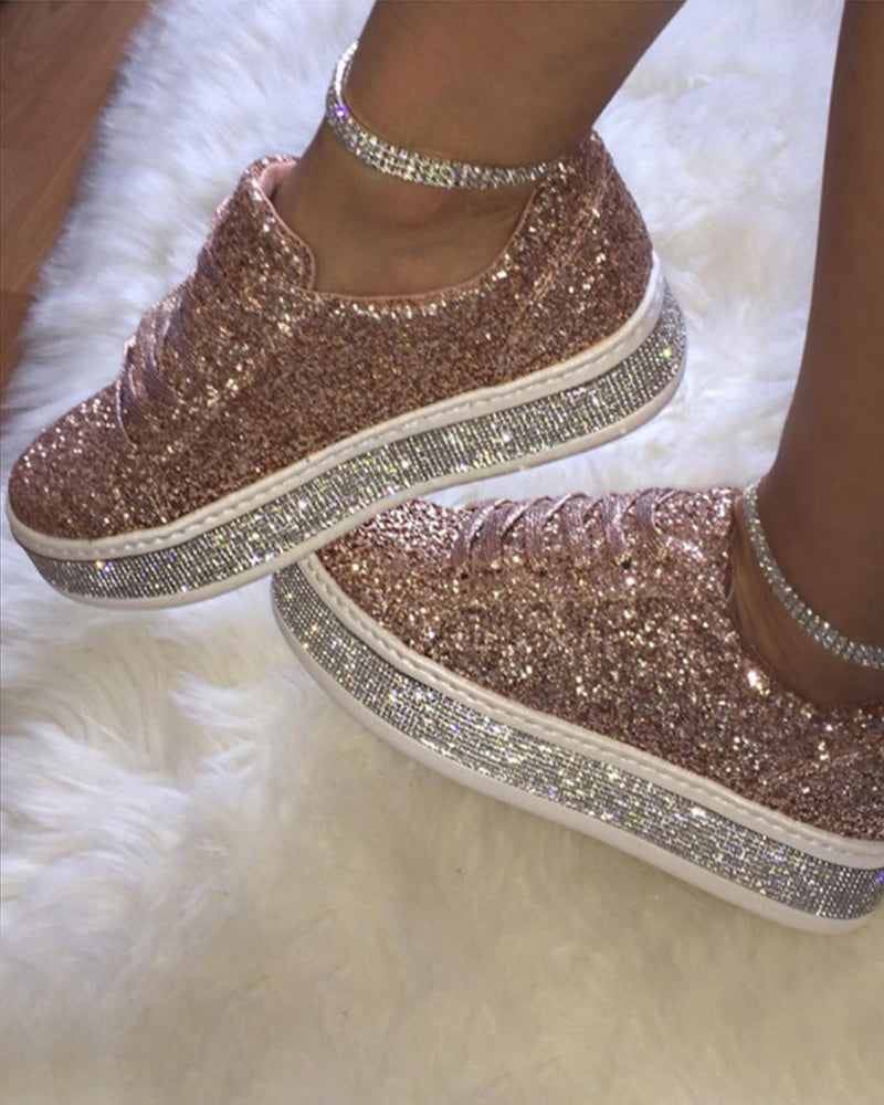Trendy women's platform sneakers with dazzling glitter, enhancing casual chic and street style outfits.