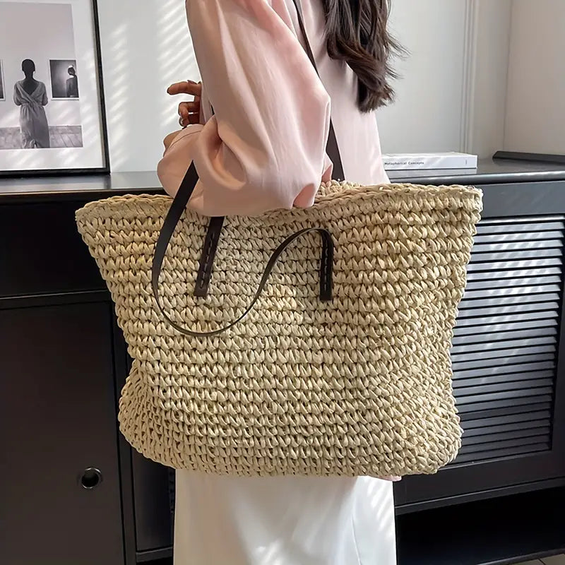 Structured women's straw tote bag, large and stylish, ideal for beach, summer, and travel.