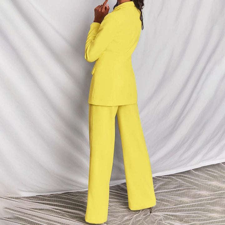 Elegant women's tailored blazer, part of a matching trousers set. Ideal for office or formal events.