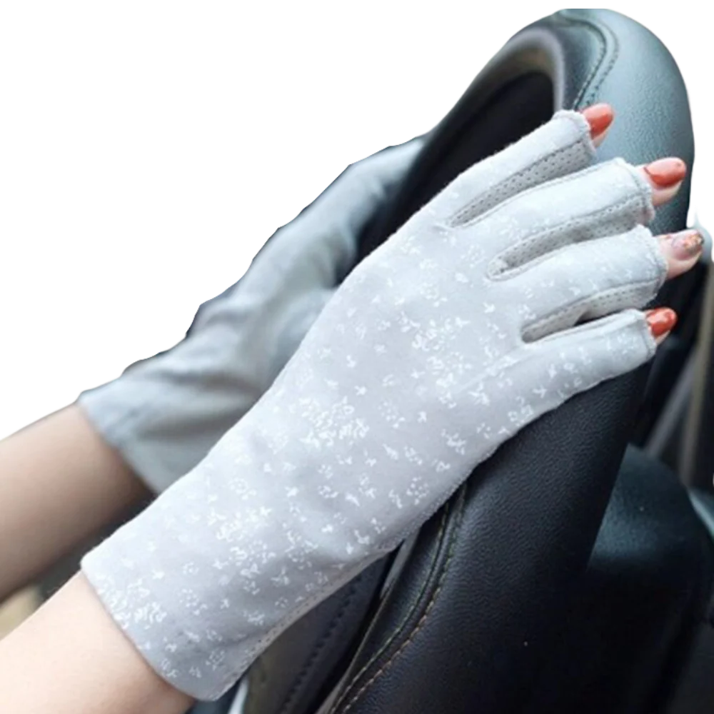 Stylish women's fingerless gloves offering UV protection & sun shield. Essential lightweight accessory for summer.