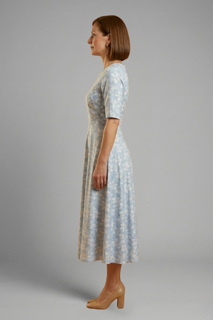 Chic women's V-neck midi dress, short sleeve, featuring practical side pockets. Casual or elegant summer fashion.