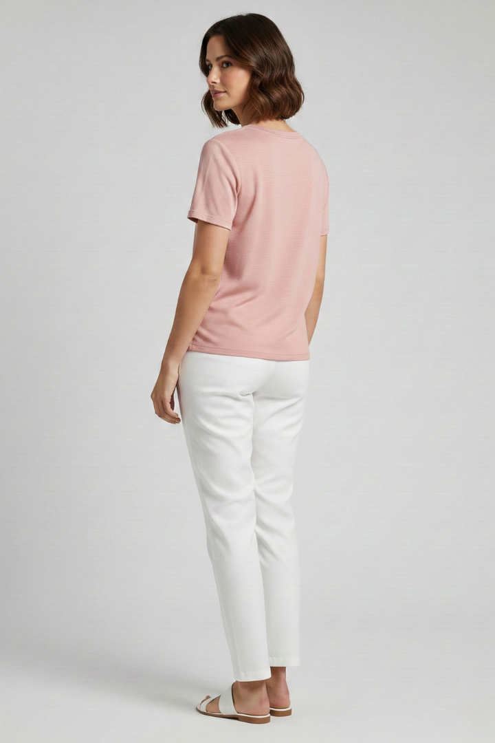 Pulled-on women's V-neck t-shirt with short sleeves, loose fit for ultimate everyday comfort.