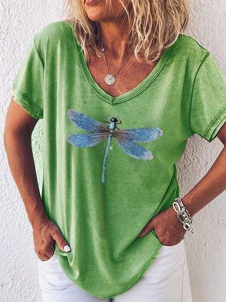 Relaxed women's V-neck tee with elegant dragonfly print. Short sleeve casual shirt ideal for spring and summer outfits.