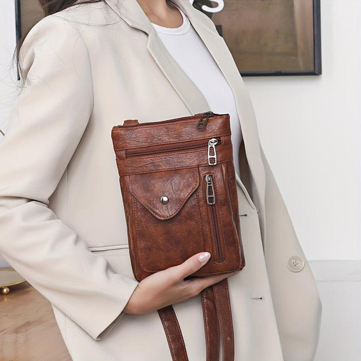 Elegant women's vintage shoulder bag, a practical everyday crossbody fashion accessory.