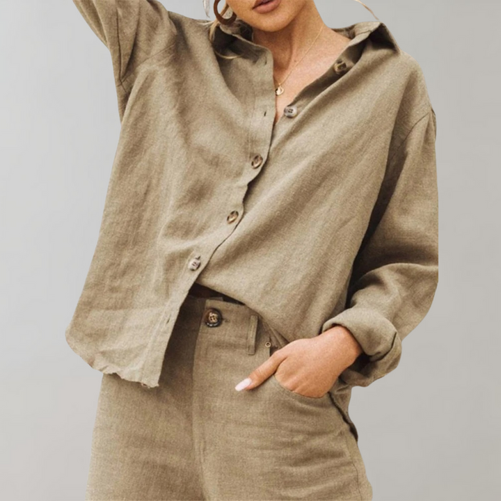 Versatile women's vintage style blouse, ideal for spring & fall. Relaxed fit, classic collar, long sleeve top.