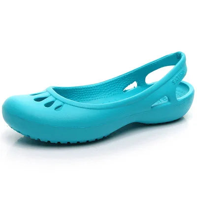 Comfortable women's jelly slide sandals, waterproof with a trendy cut-out design for summer wear.