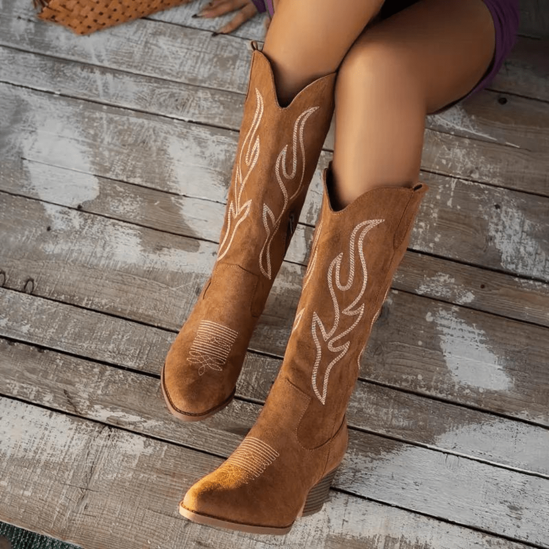 Elegant women's cowboy boots in Western style, featuring a convenient side zipper, pointed toe, and block heel.