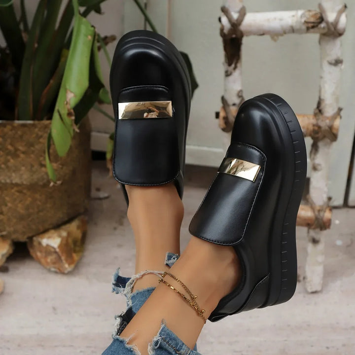 Detail of orthopedic insole inside women's white platform sneaker, emphasizing comfort.