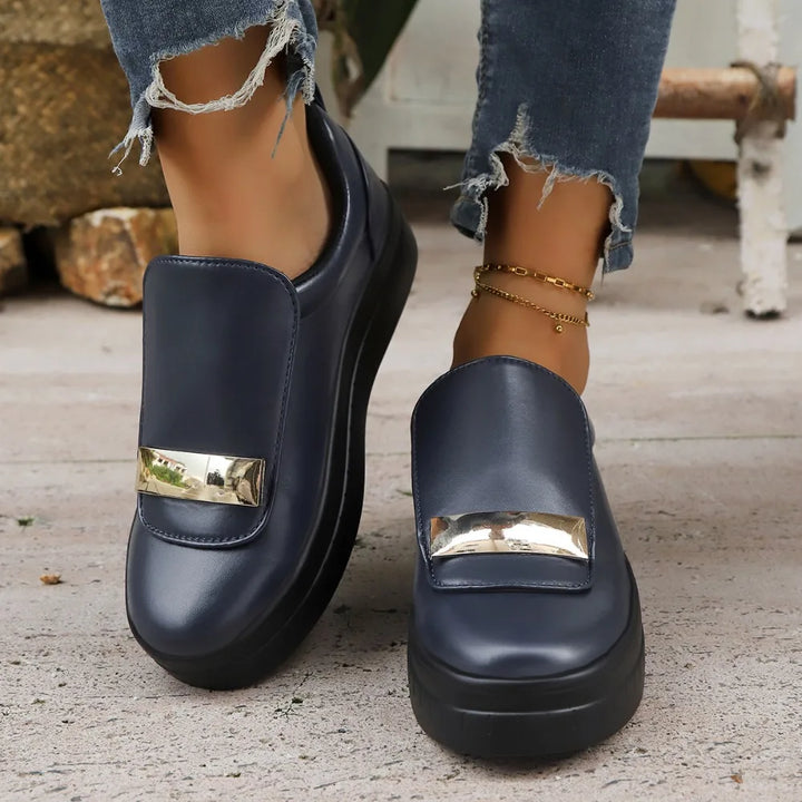 White platform sneakers for women, ideal for casual outings, with shock-absorbing properties.