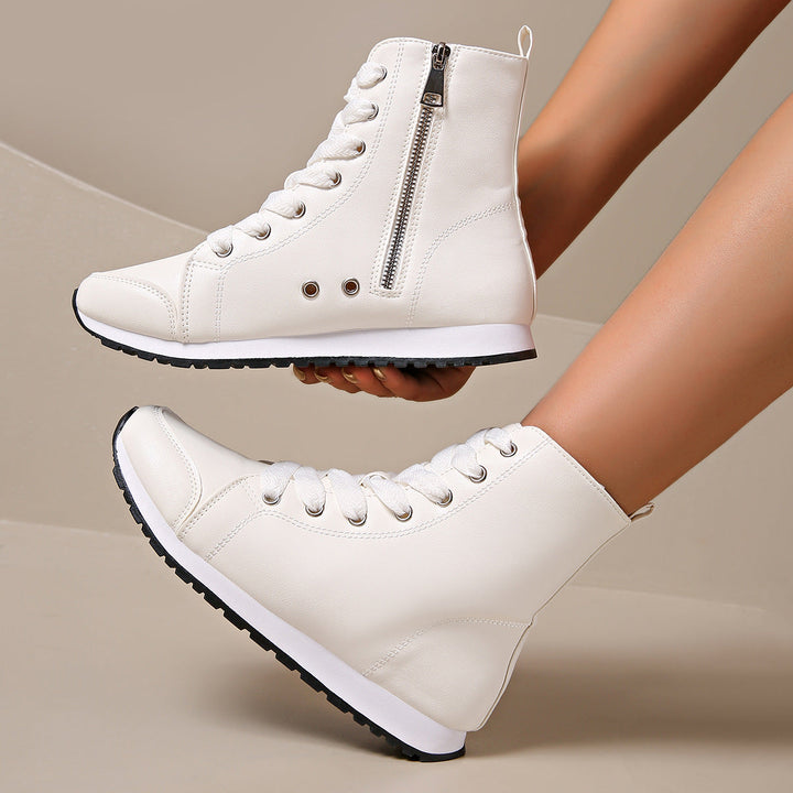 Athletic women's wide fit orthopedic sneakers with lace-up closure for support and daily comfort.