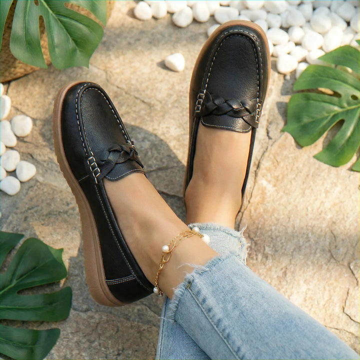 Women's Wide Loafers: Orthopedic slip-on style with arch support, perfect for foot comfort.