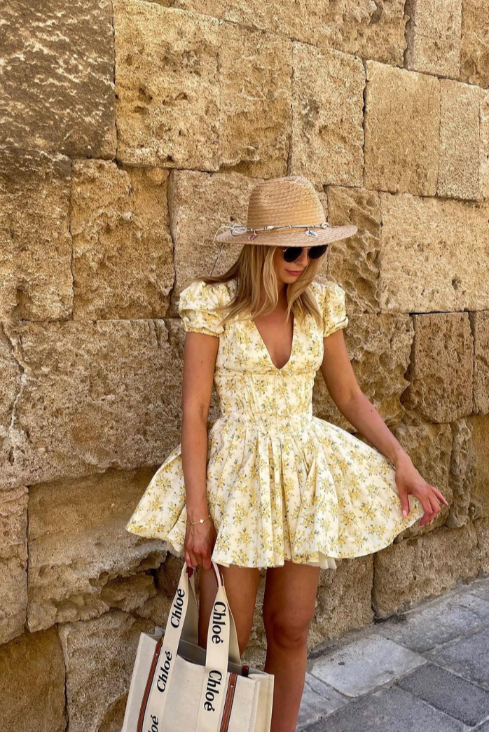 Women's short floral dress, puff sleeves, open back, A-line shape, ideal for summer.